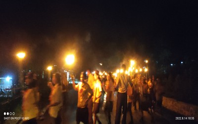 SMAN 6 Kota Komba, SMPN 12 Kota Komba dan SDN Kisol Gelar Pawai Obor Dan Api Unggun Bersama