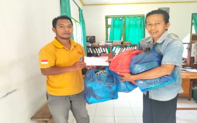 SMAN 6 Kota Komba Serahkan Bantuan Kemanusiaan Korban Ile Lewotobi Melalui Caritas Paroki St. Yosef Kisol